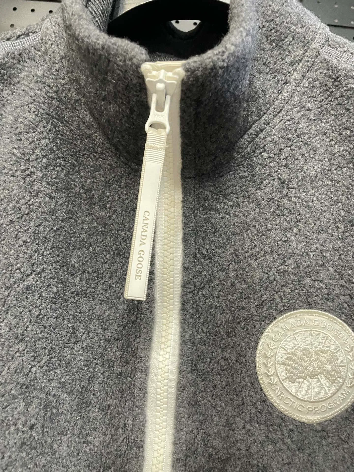 P600 Black CANADA GOOSE/Canada Goose Autumn and Winter Couple's Fleece Vest Jacket 🔘Color: Black Gray Khaki Highest version Original fabric High version High quality) ⚠All details Fabric accessories craftsmanship (all 1:1 passed inspection) (The owner is a "detail monster" so the goods he makes also pay attention to details) 1⃣ Distinguish the wrong version of market goods: all go single line ❌ Our genuine 1:1 special machine presses the line (high requirements for machine workers) 2⃣ Differentiates the market from drawings and making goods. Fabric color difference is too big. You get what you pay for, not fast food. 3⃣ Differentiates the market from low-end versions to receive labels, hang tags, and wash labels. All our accessories are custom-made (approved level) 4⃣ Differentiates the market from the detail-free workmanship❌ Our workmanship: neckline, shoulder line, armholes, cuffs, hem (In order to increase the cost, we must also restore the original product: yoke taping, double needle threading🔍) Size: S-XXL